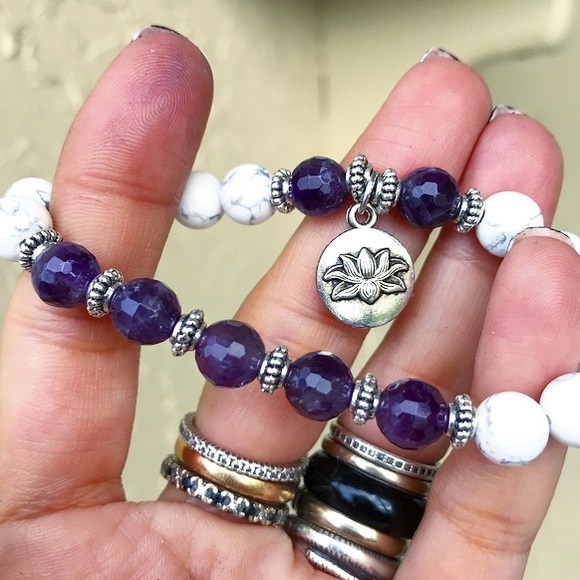 Dark purple amethyst & howlite lotus flower charm - Picture 2 of 9